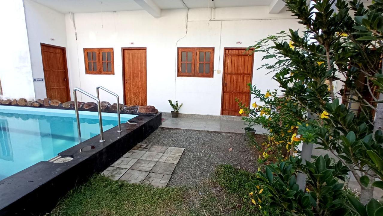 River Side & Swimming Pool Bed and Breakfast Udawalawe Exterior foto