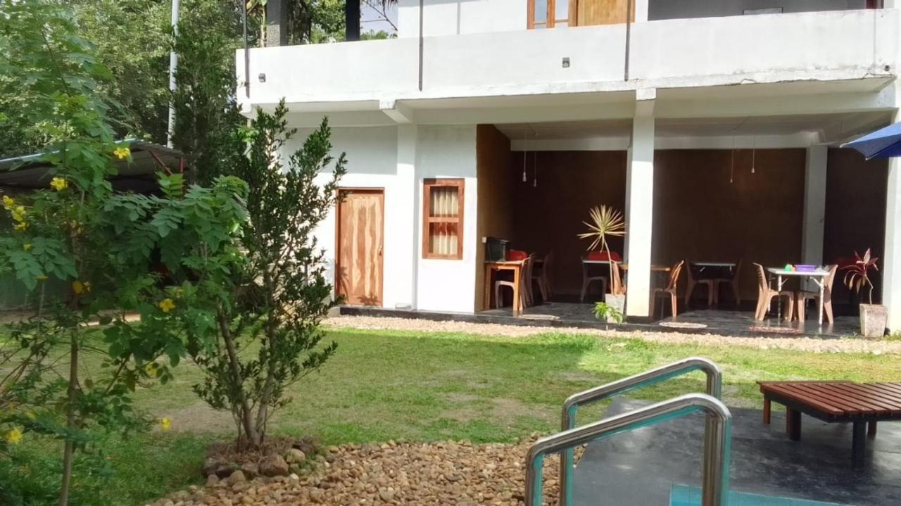 River Side & Swimming Pool Bed and Breakfast Udawalawe Exterior foto