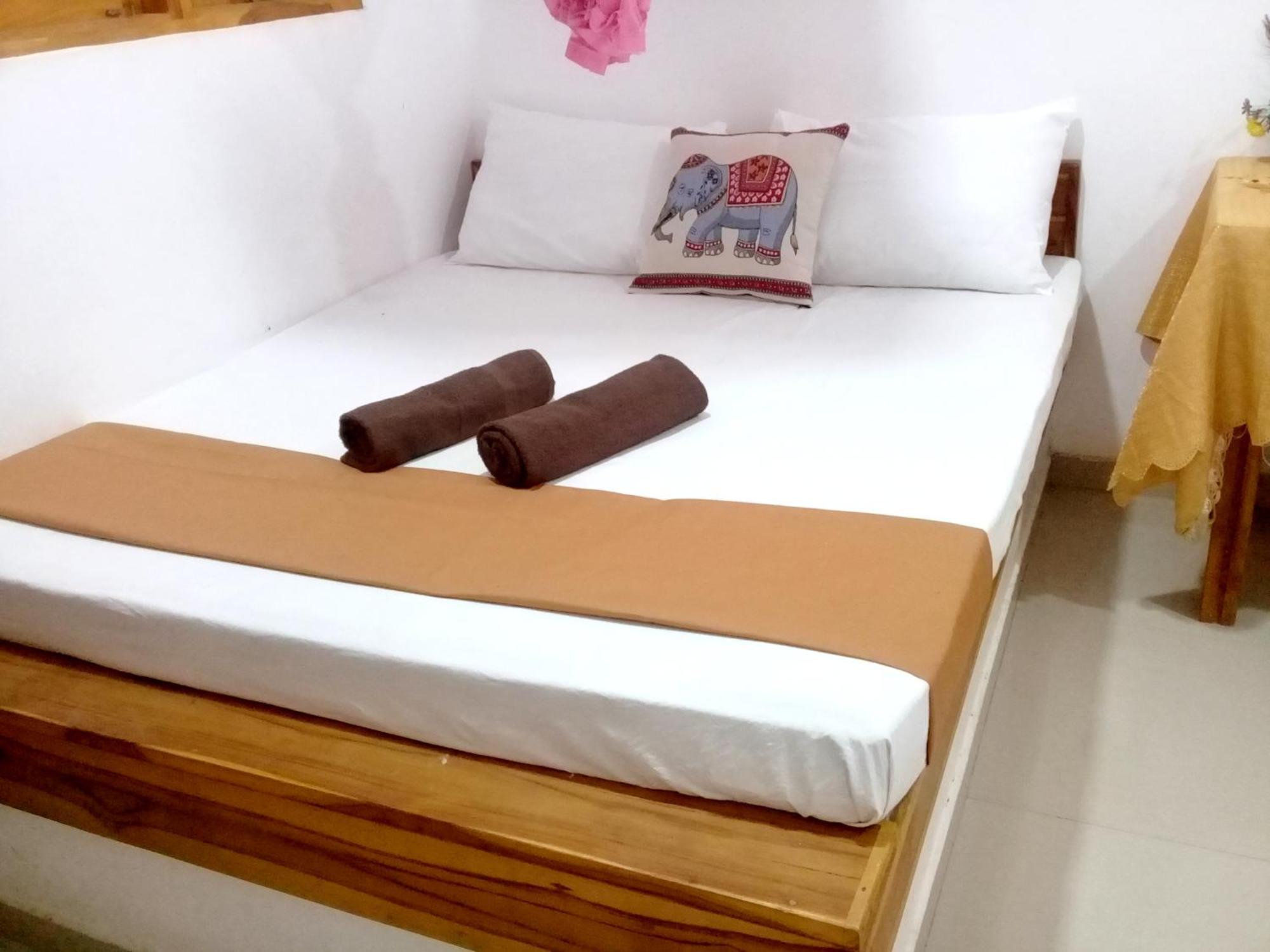 River Side & Swimming Pool Bed and Breakfast Udawalawe Exterior foto