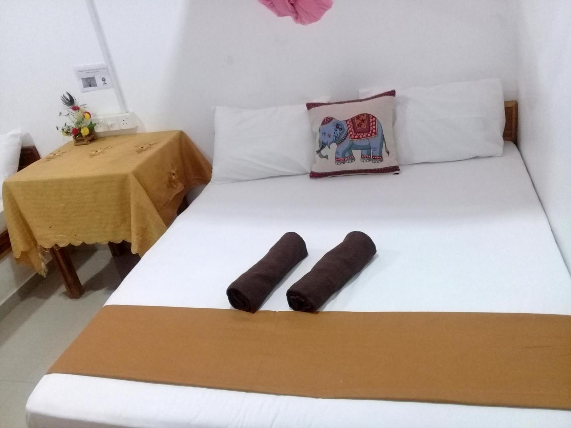 River Side & Swimming Pool Bed and Breakfast Udawalawe Exterior foto